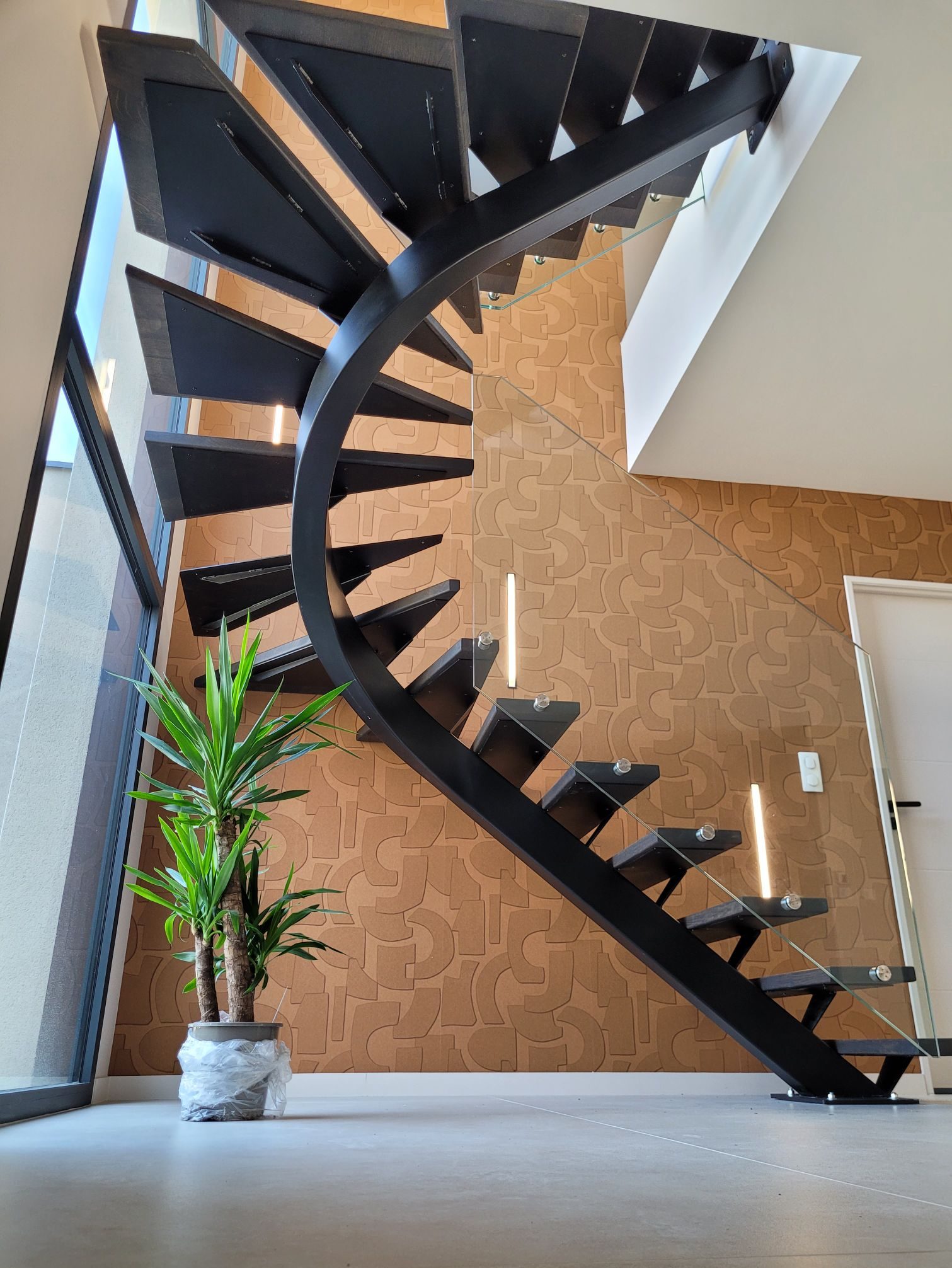 escalier design en acier dans une villa d'architecte commune de Grézieu-la-Varenne proche de Lyon