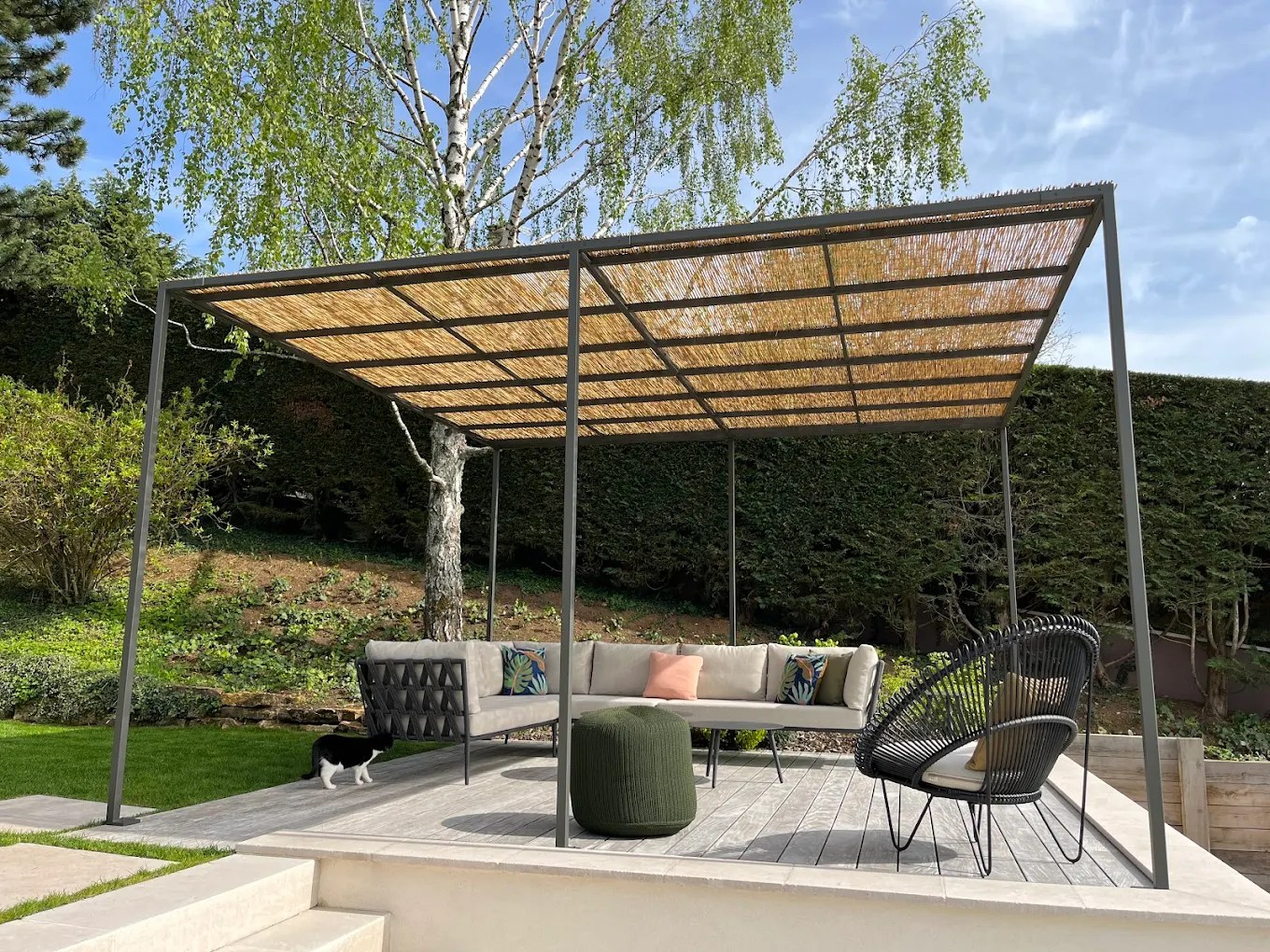 fabrication et pose par Métallerie RPA d'une pergola en acier fine et élégantes avec sa toiture en bambou style paillote