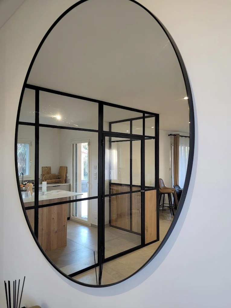 une verrière contemporaine noir texturée avec ses panneaux de soubassement en chêne texturé