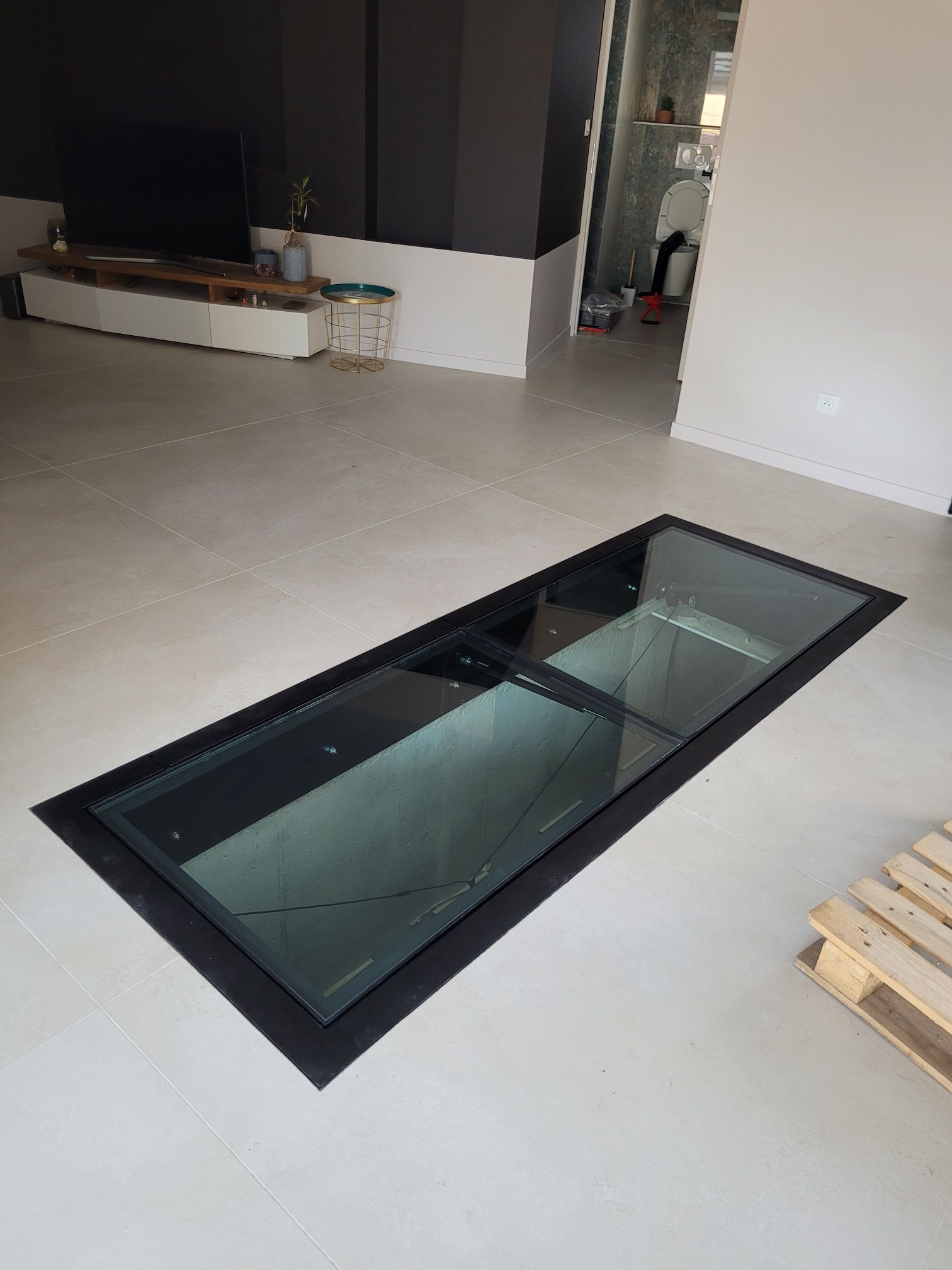 trappe de sol motorisée et vitrée en acier thermolaquée sur Lyon