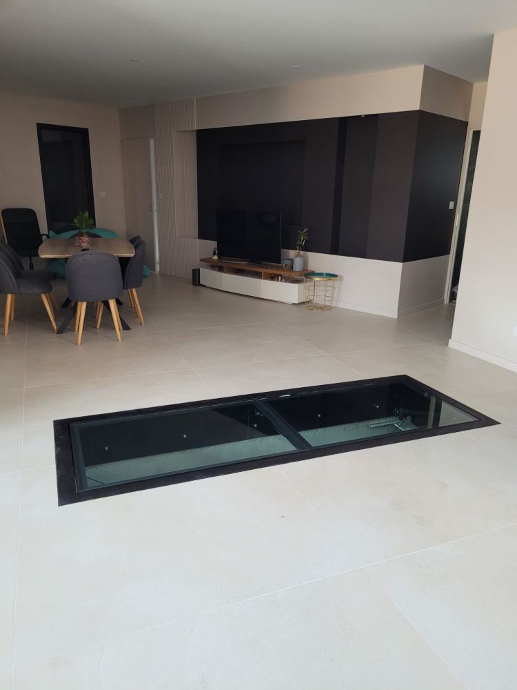 trappe vitrée et motorisée avec vérins permettant de descendre dans un cave