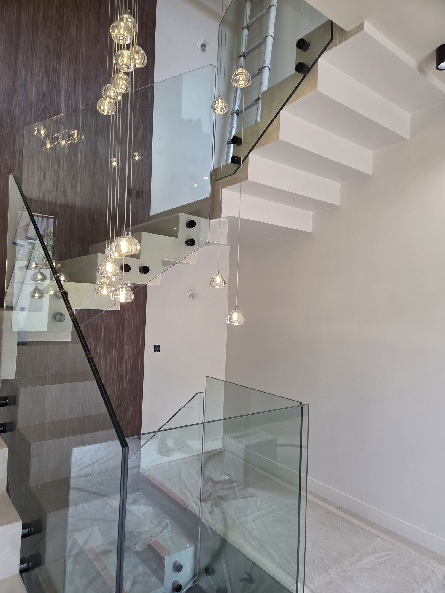 pose garde-corps vitrés sur points de fixation noirs Sadev a Villeurbanne proche de Lyon