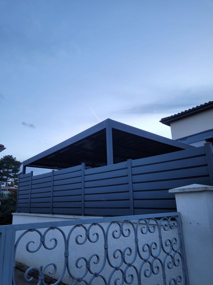 Carport acier adossé sur mesure a Grézieu-La-Varenne