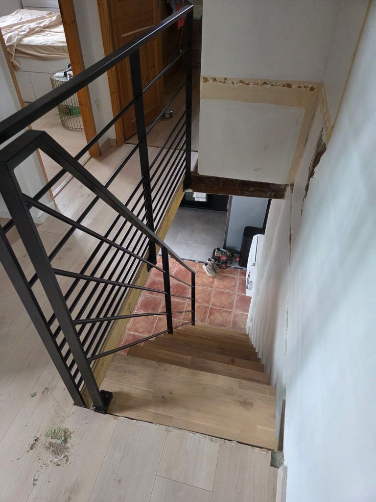 escalier limon central a Sainte-Consorce marches en chêne