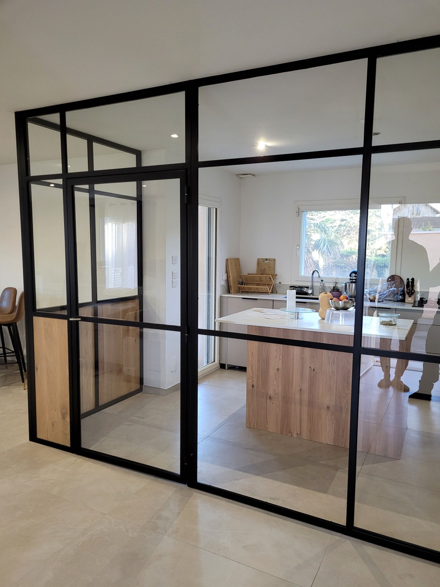 fabrication et pose d'une verrière contemporaine sur mesure et toutes hauteurs dans notre atelier situé a Brindas dans l'ouest Lyonnais .verrière bois métal et verre