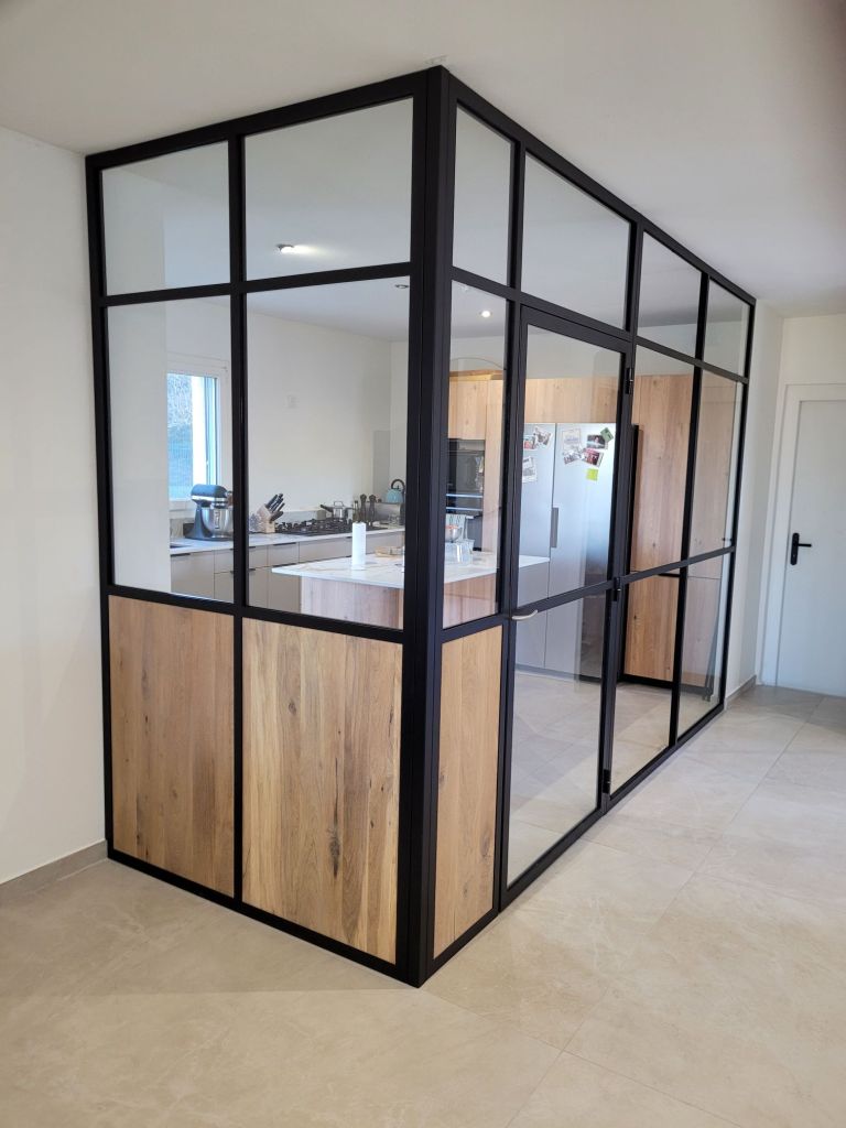 fabrication et pose d'une verrière contemporaine sur mesure et toutes hauteurs dans notre atelier situé a Brindas dans l'ouest Lyonnais .verrière bois métal et verre