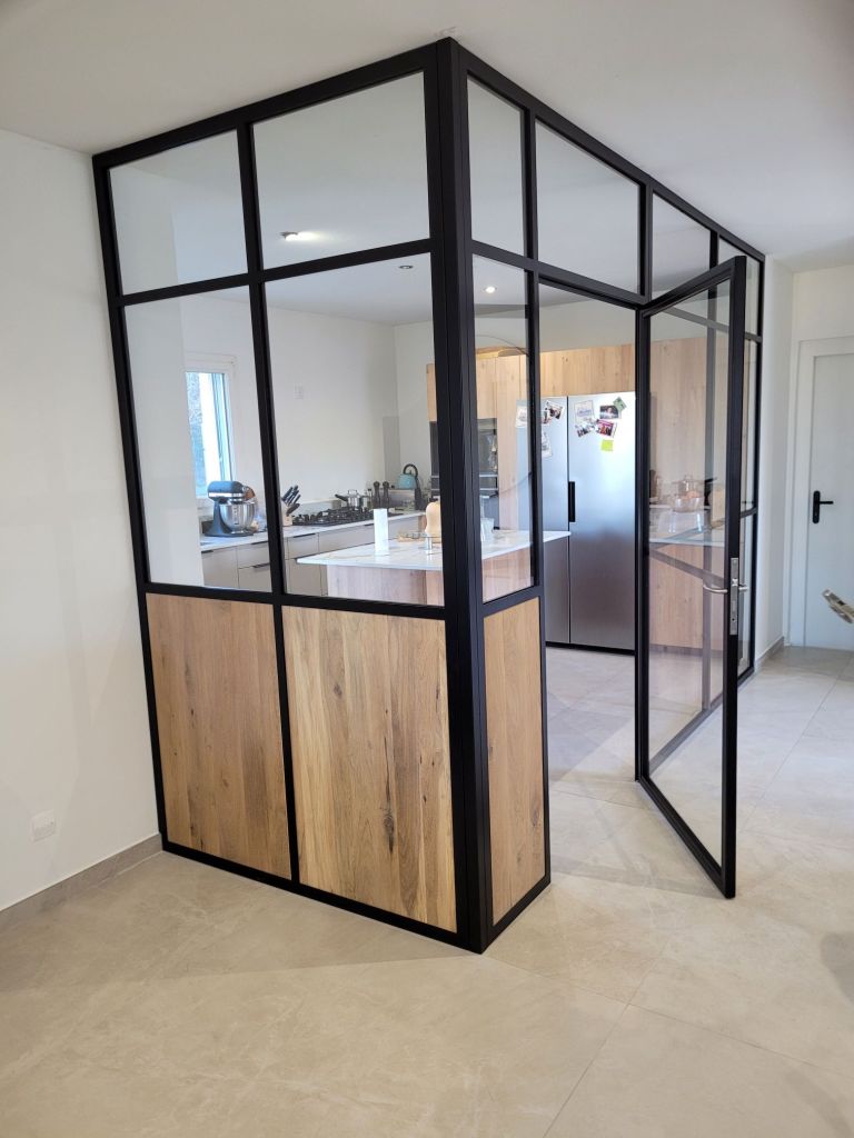 fabrication et pose d'une verrière contemporaine sur mesure et toutes hauteurs dans notre atelier situé a Brindas dans l'ouest Lyonnais .verrière bois métal et verre