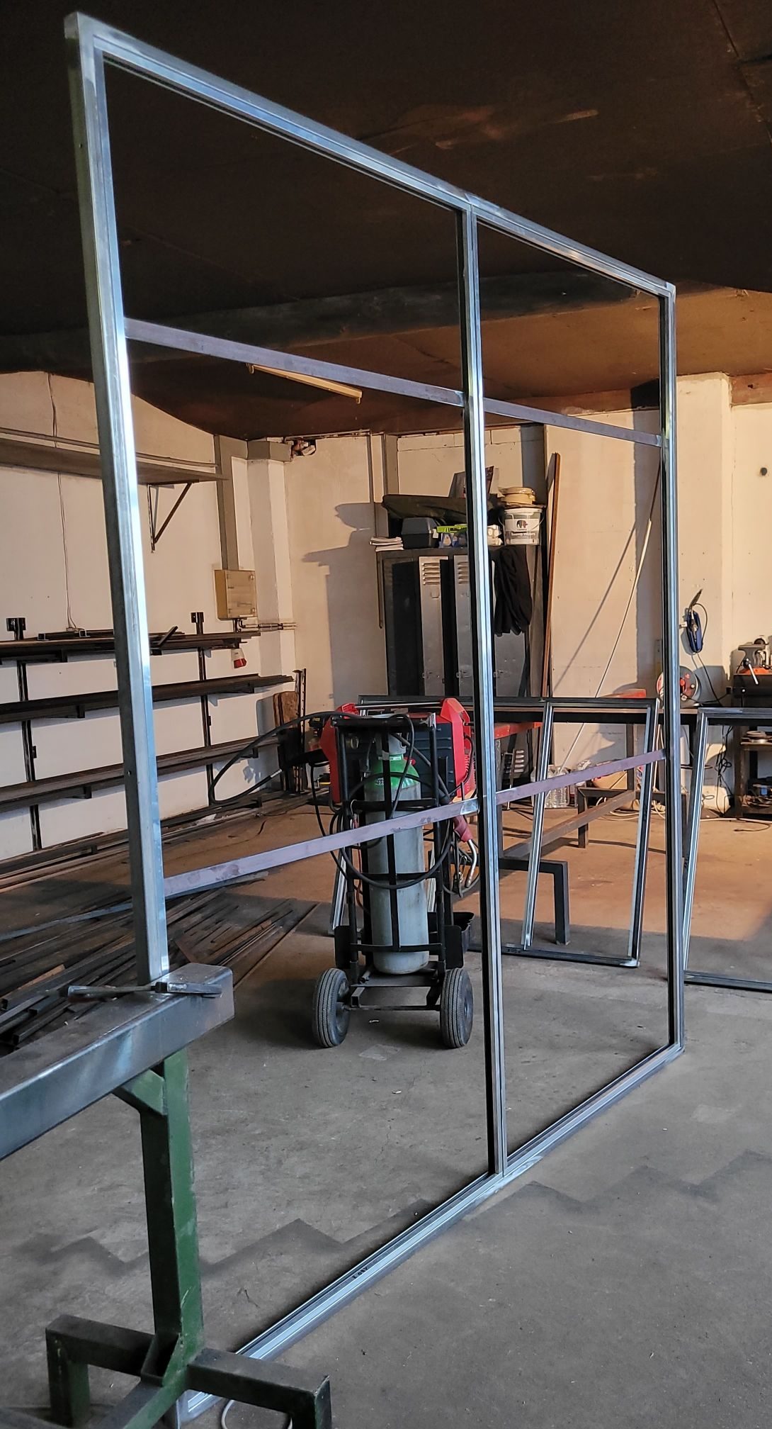 fabrication et pose d'une verrière contemporaine sur mesure et toutes hauteurs dans notre atelier situé a Brindas dans l'ouest Lyonnais .verrière bois métal et verre