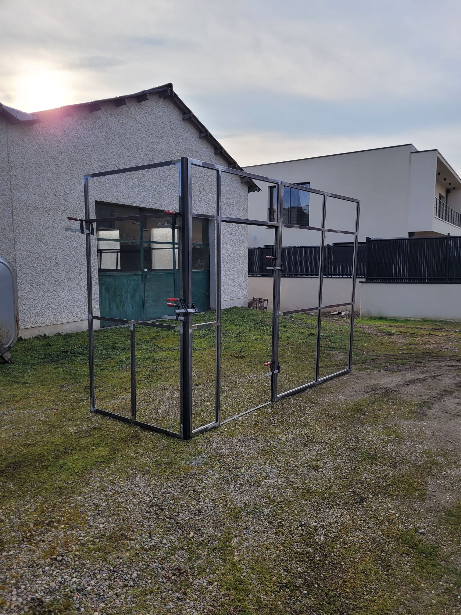 fabrication et pose d'une verrière contemporaine sur mesure et toutes hauteurs dans notre atelier situé a Brindas dans l'ouest Lyonnais .verrière bois métal et verre
