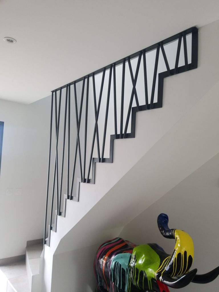 Fabrication par métallerie RPA d'un garde-corps en métal pour escalier style contemporain