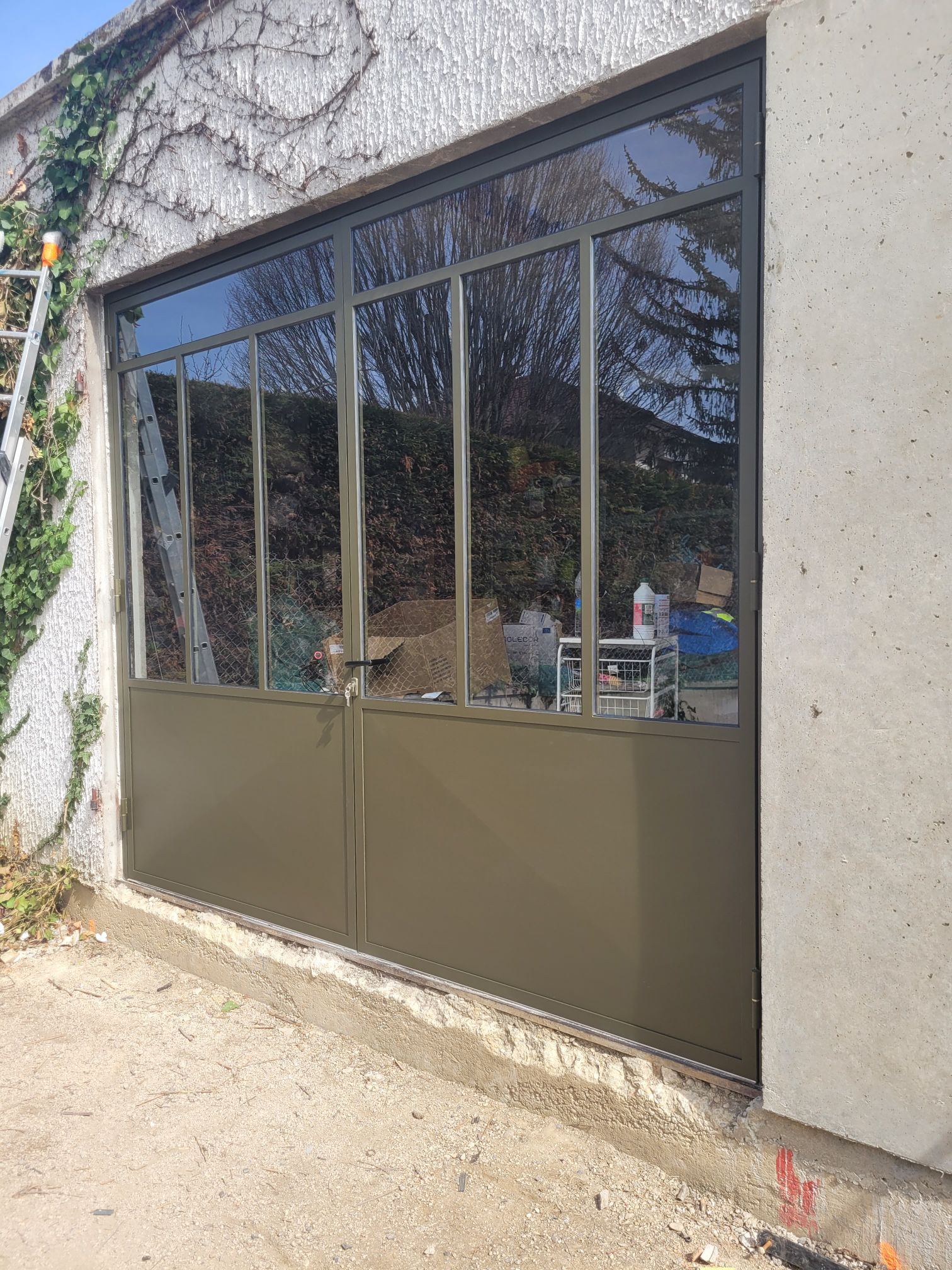 portes d'atelier style verrière a Ecully proche de Lyon réalisées par métallerie RPA
