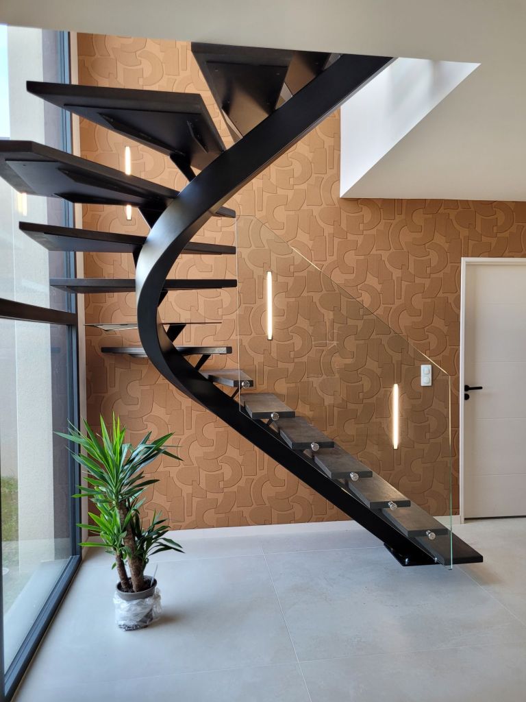 fabrication et pose d escalier métal sur mesure avec marche chêne et garde-corps en verre a Grézieu proche de Lyon
