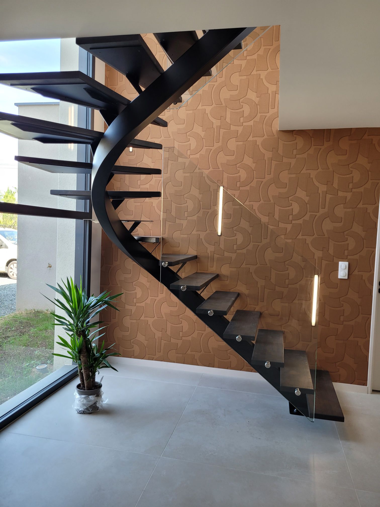 fabrication et pose d escalier métal sur mesure avec marche chêne et garde-corps en verre a Grézieu proche de Lyon