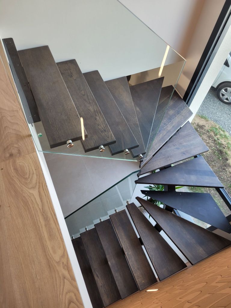 fabrication et pose d escalier métal sur mesure avec marche chêne et garde-corps en verre a Grézieu proche de Lyon