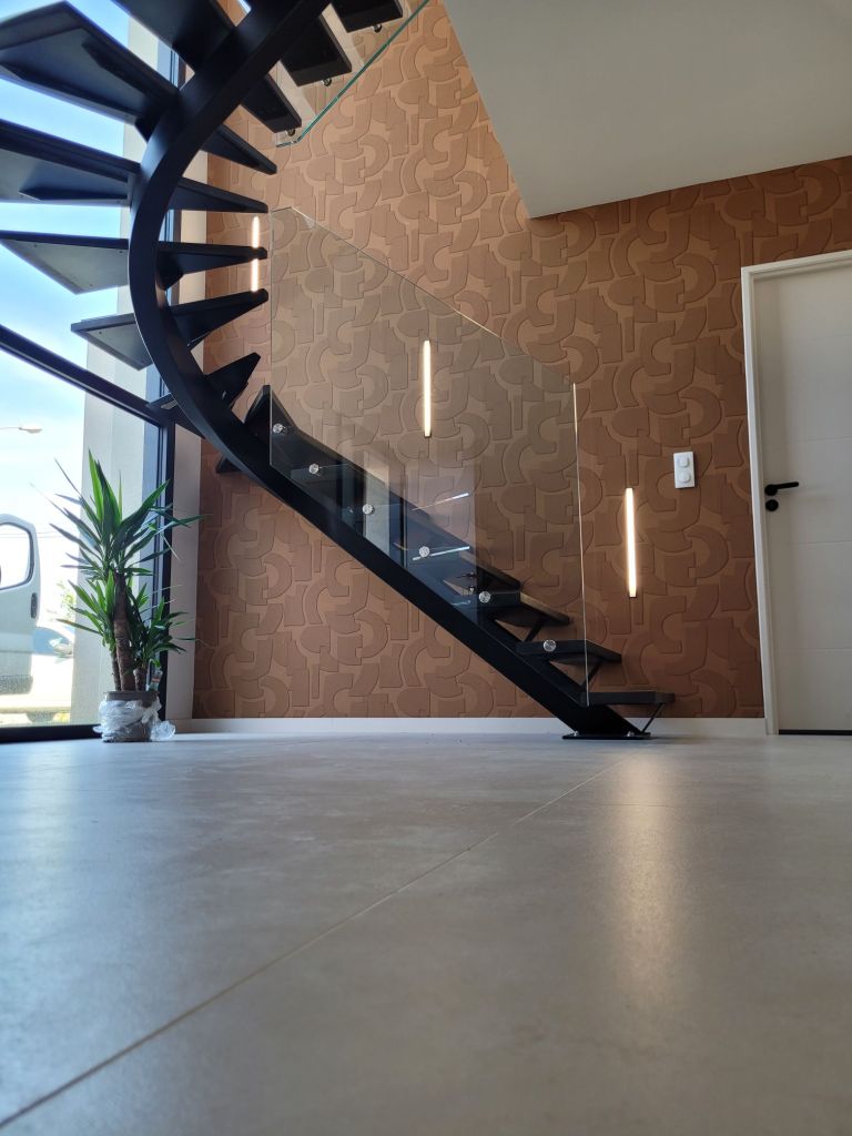 fabrication et pose d escalier métal sur mesure avec marche chêne et garde-corps en verre a Grézieu proche de Lyon