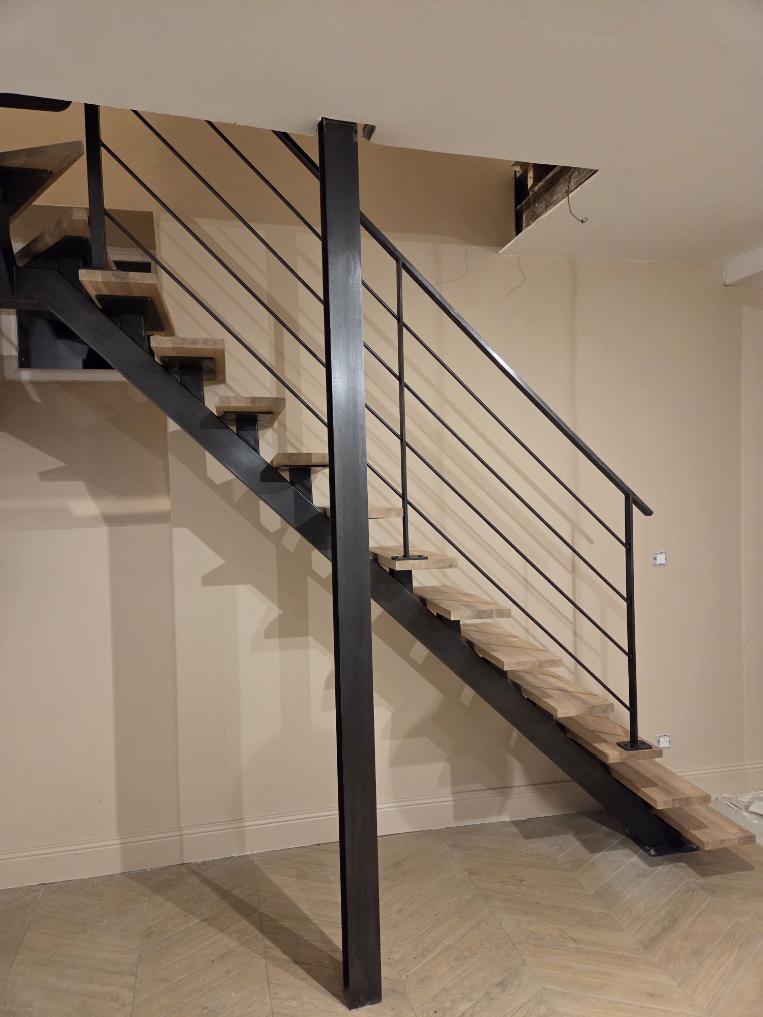 escalier sur mesure limon central métal bois a La Tour de Salvagny proche de Lyon