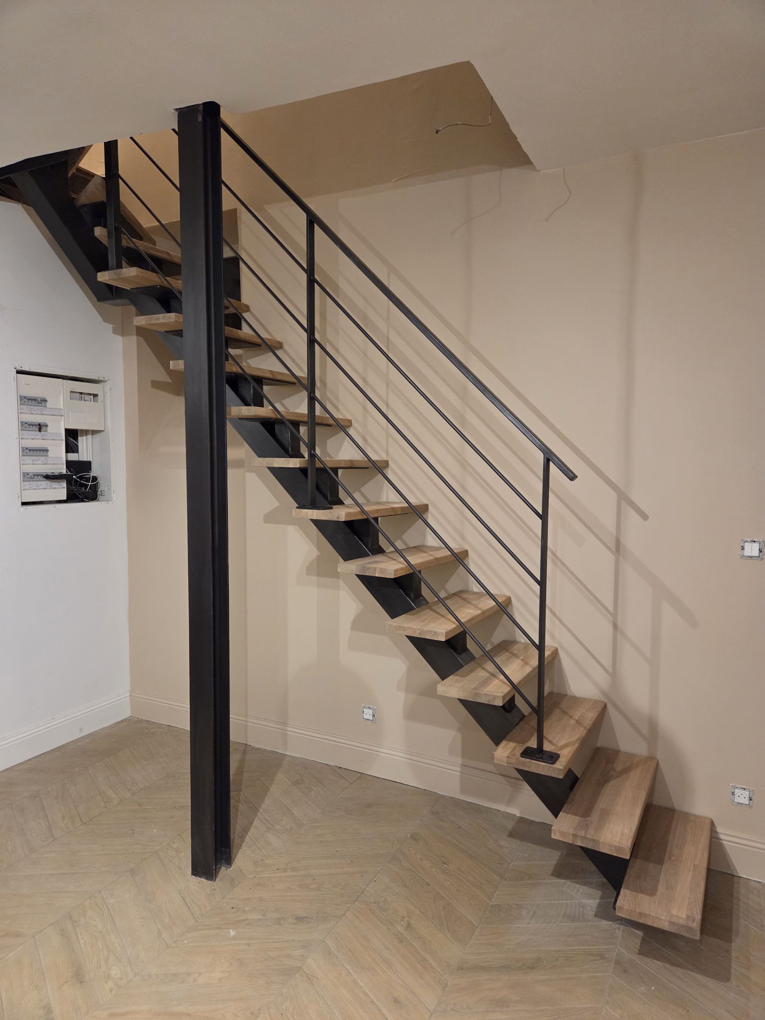 escalier sur mesure limon central métal bois a La Tour de Salvagny proche de Lyon