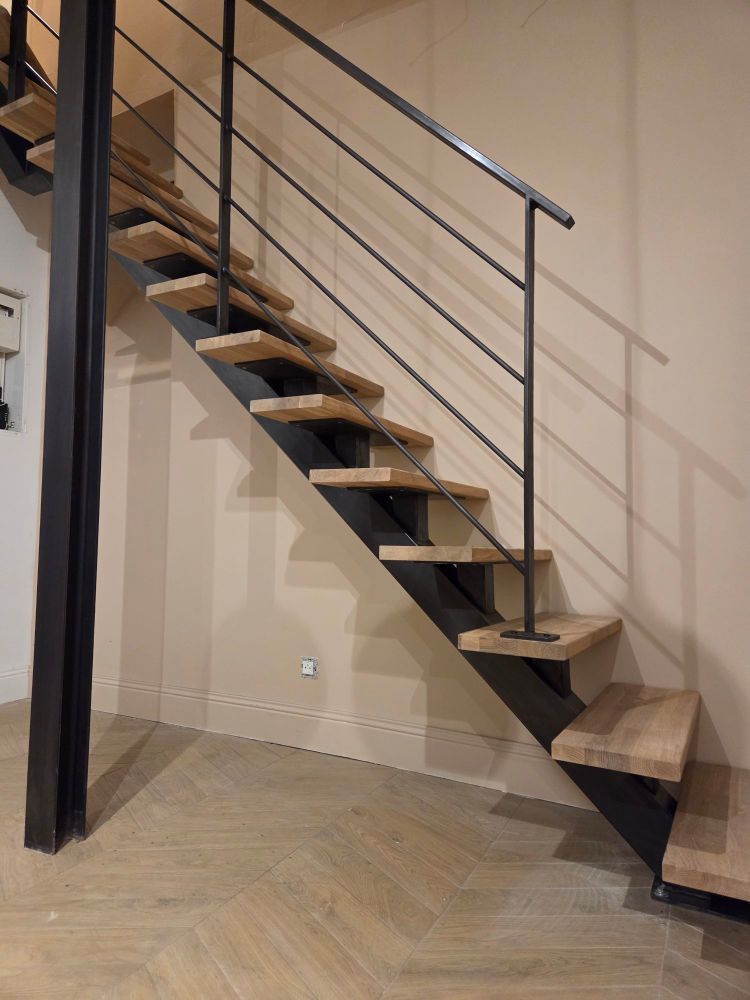 escalier en acier ,limon central patiné noir, marches en chêne garde-corps epuré 