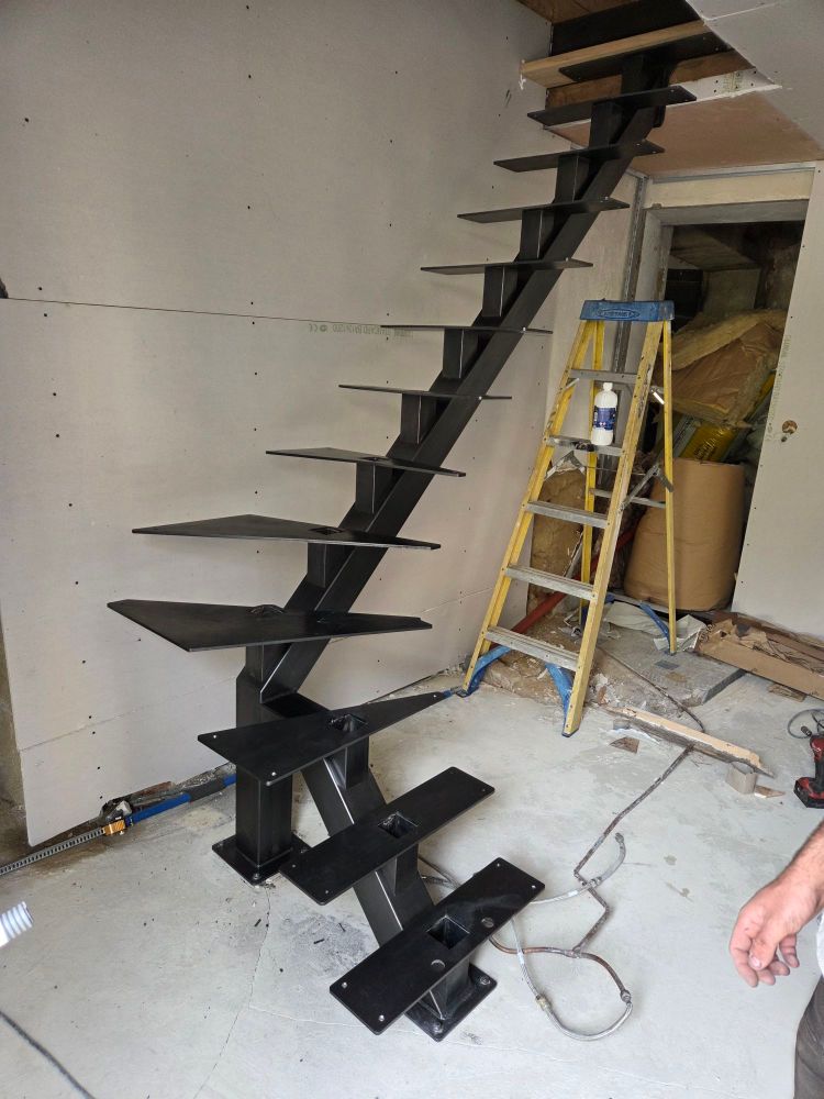 Fabrication et pose d'escalier en métal sur mesure a Lyon