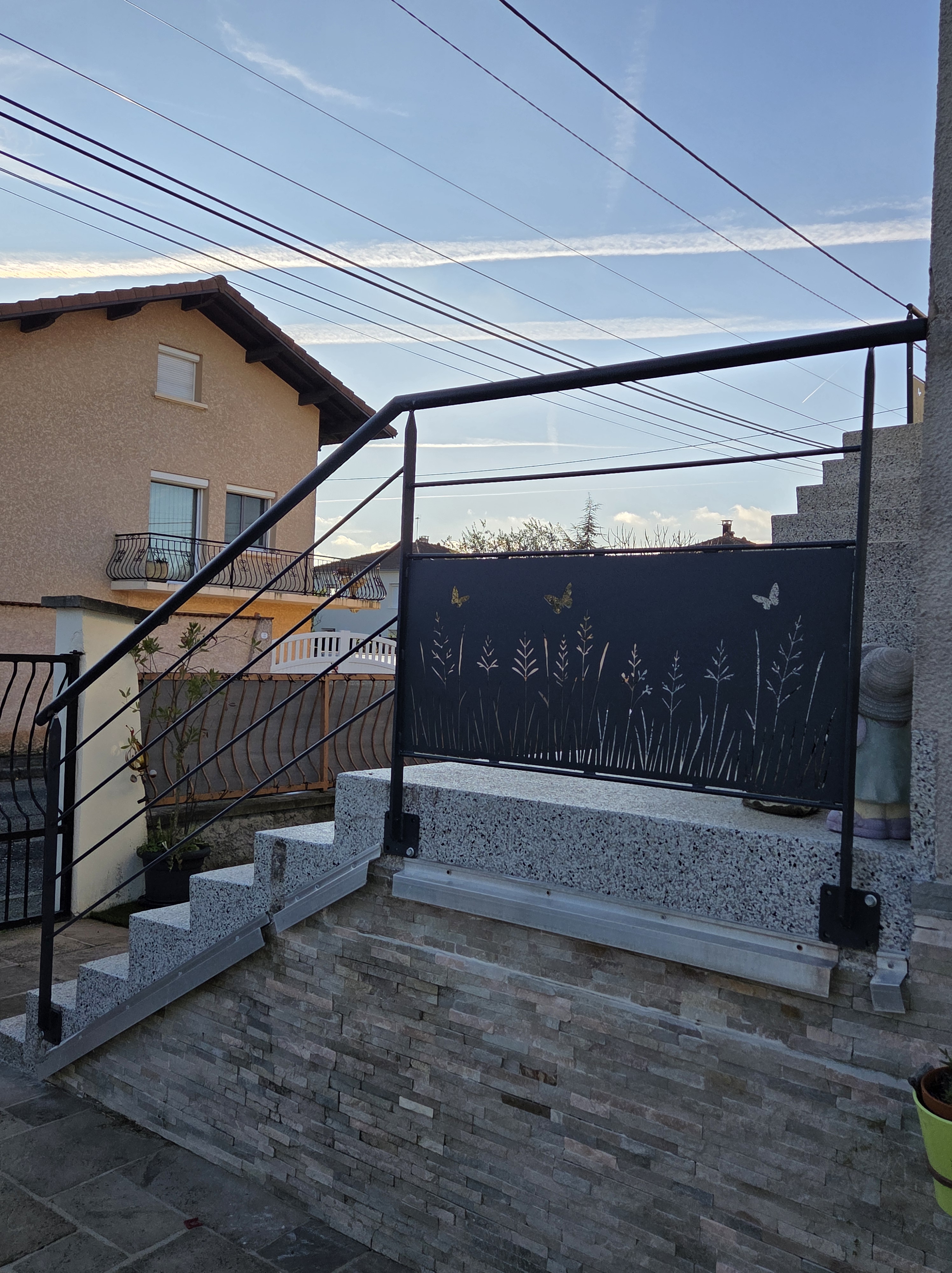 Garde-corps en métal avec soubassement en découpe laser motif champêtre a Lyon par métallerie RPA