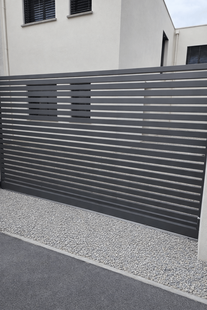 Portail coulissant contemporain à Lyon Villeurbanne par Métallerie RPA finiton thermolaquée RAL 2900 sablé