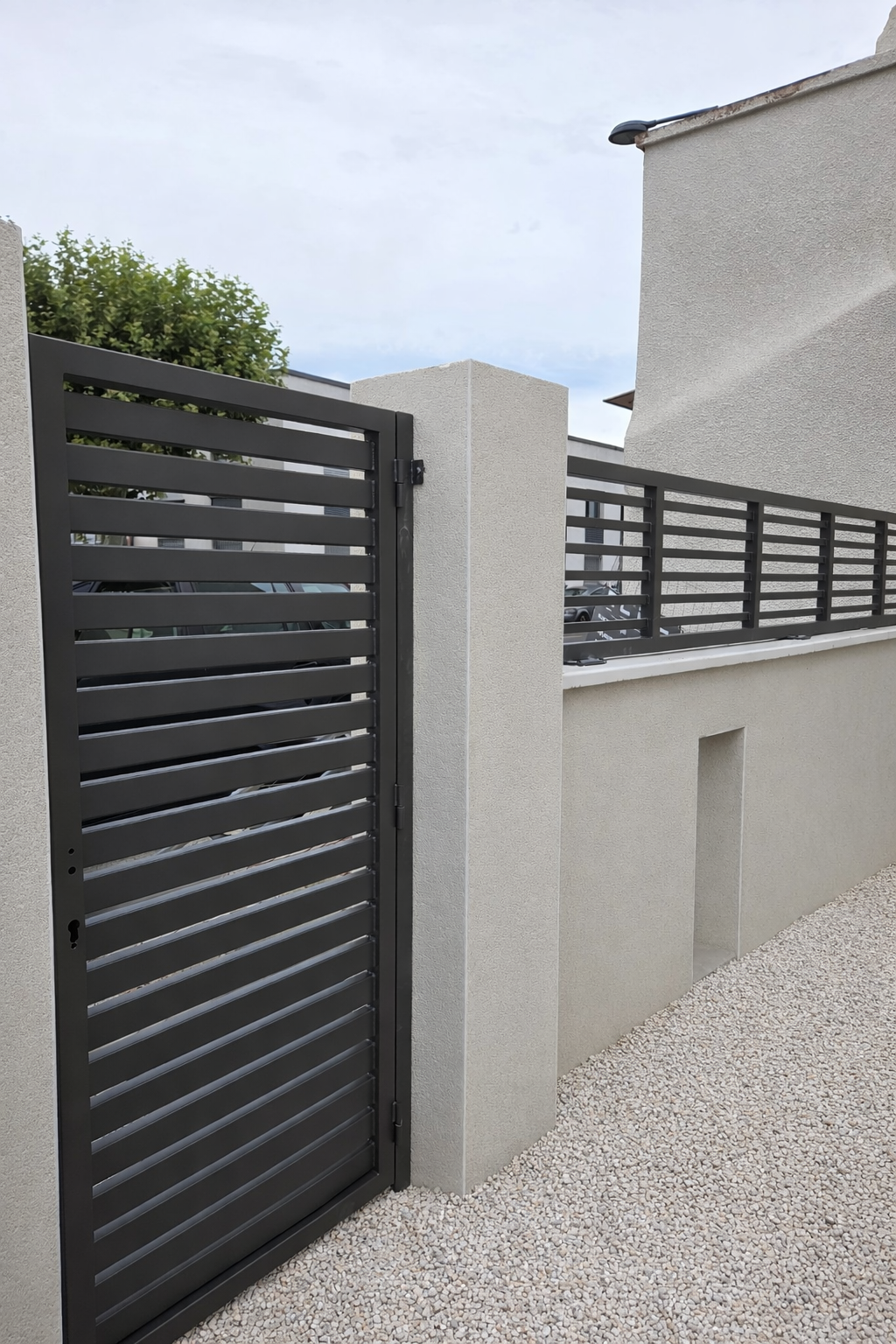 portillon et brise vue contemporain thermolaquage 2900 sablé texturé a Lyon et villeurbanne fabriqué par Métallerie RPA