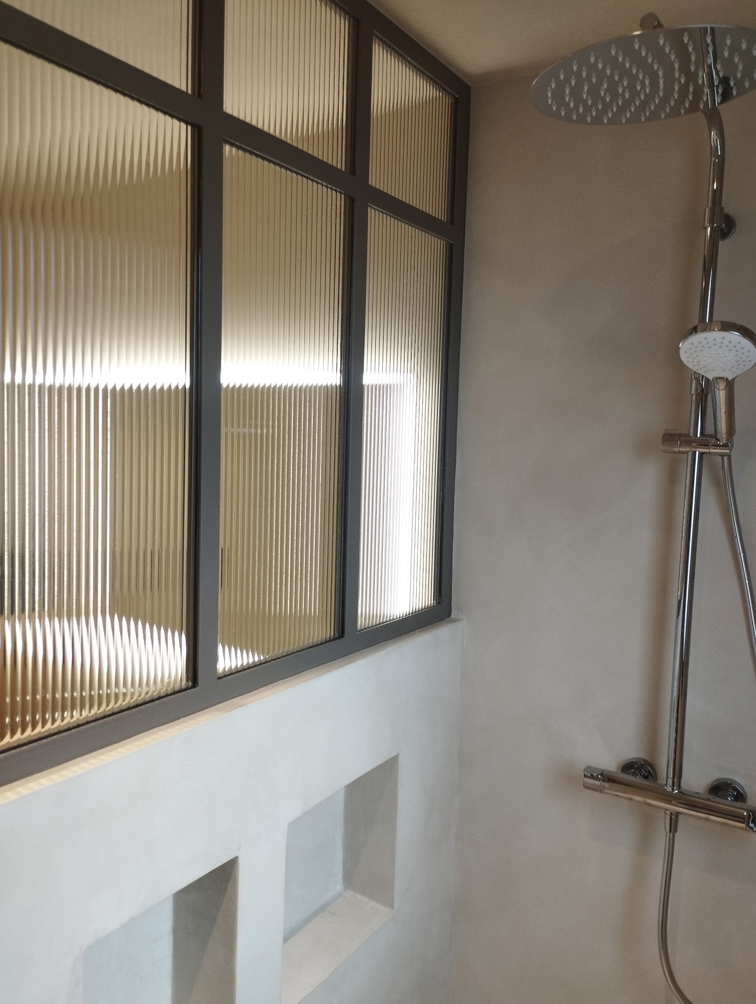 verrière industrielle avec verre flute a la Tour de Salvagny proche de Lyon pour intégration de salle de bain