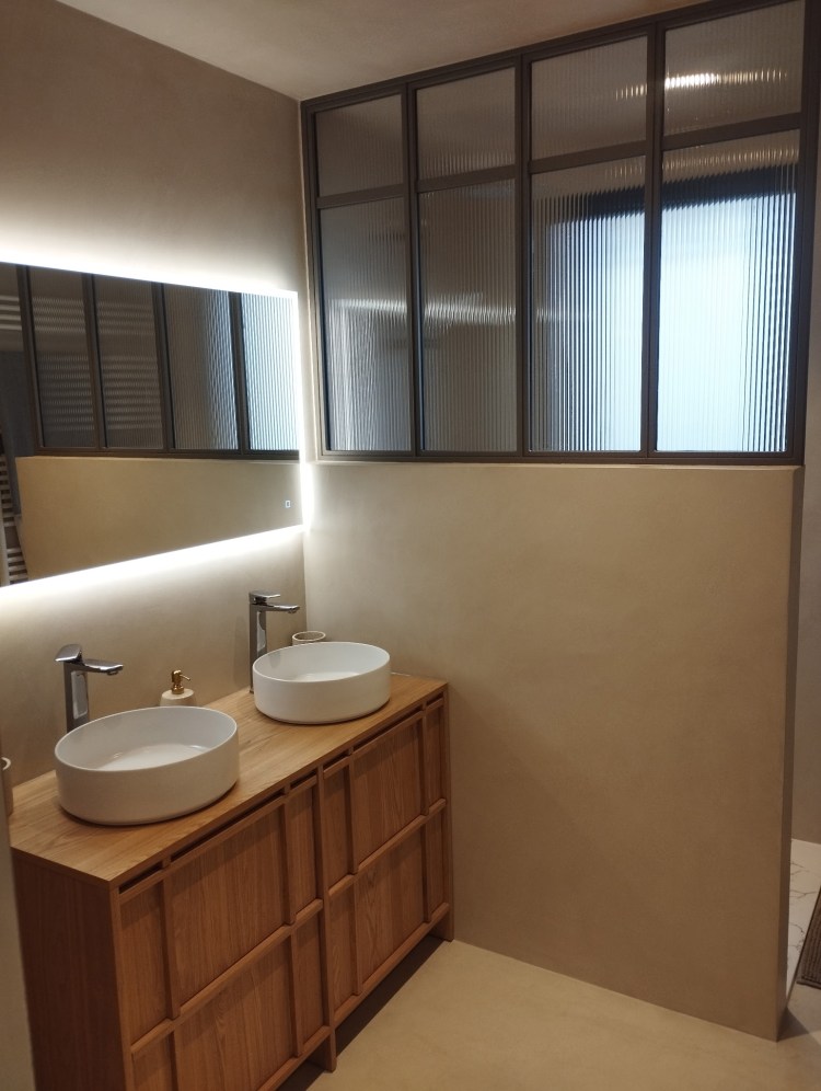 salle de bain avec verrière industrielle réalisé par métallerie RPA a Lyon